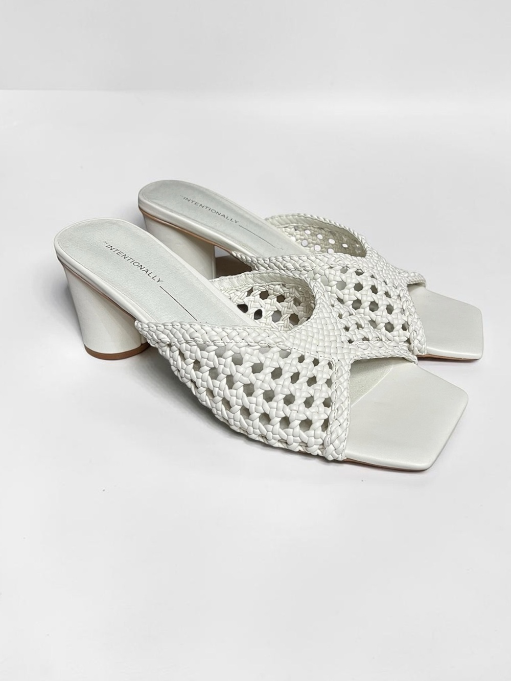 🌻NEW w/box Anthro Intentionally Blank Cassandra Cream Block Heel Sandals Size 9